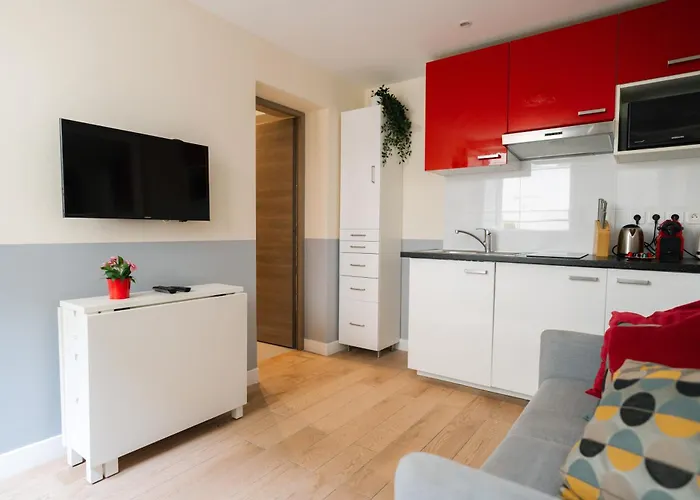 Stunning Modern Red Apartment Near Bastille-Marais