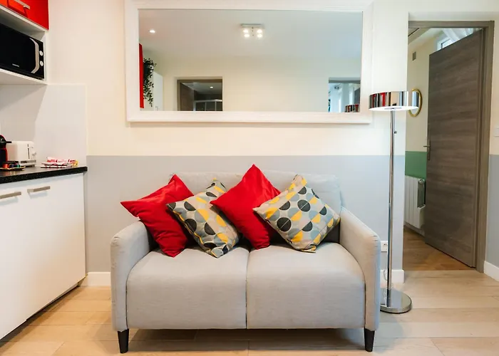 Stunning Modern Red Apartment Near Bastille-Marais